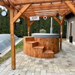 üvegszálas dézsafürdő körlépcsővel