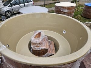 Homok (csillámos) szigetelt (2m) dézsafürdő, barna (dió) faburkolattal, kályhával, lépcsővel stb.